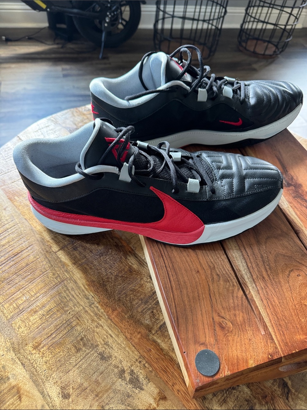Nike Men's Black & Red Low-Top Sneakers
